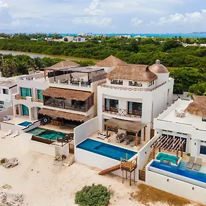  Villa Casa Javi- Ocean Front Located Mid